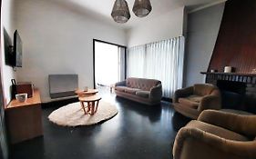 Casa c/amplio jardín, garage y parrilla.